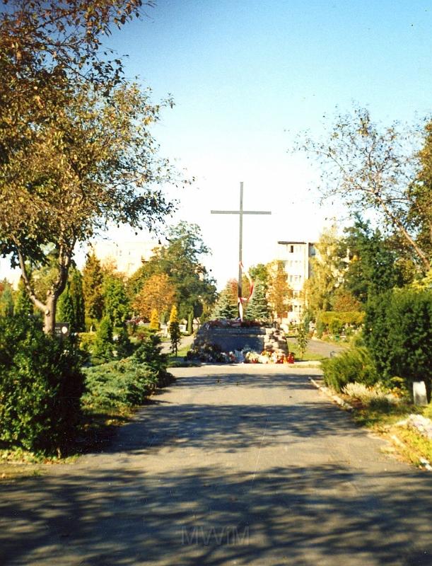 KKE 3320.jpg - Poświecenie symbolicznej mogiły pamięci zbrodni kresowej na cmentarzu komunalnym w Olsztynie, Olsztyn, 2003 r.